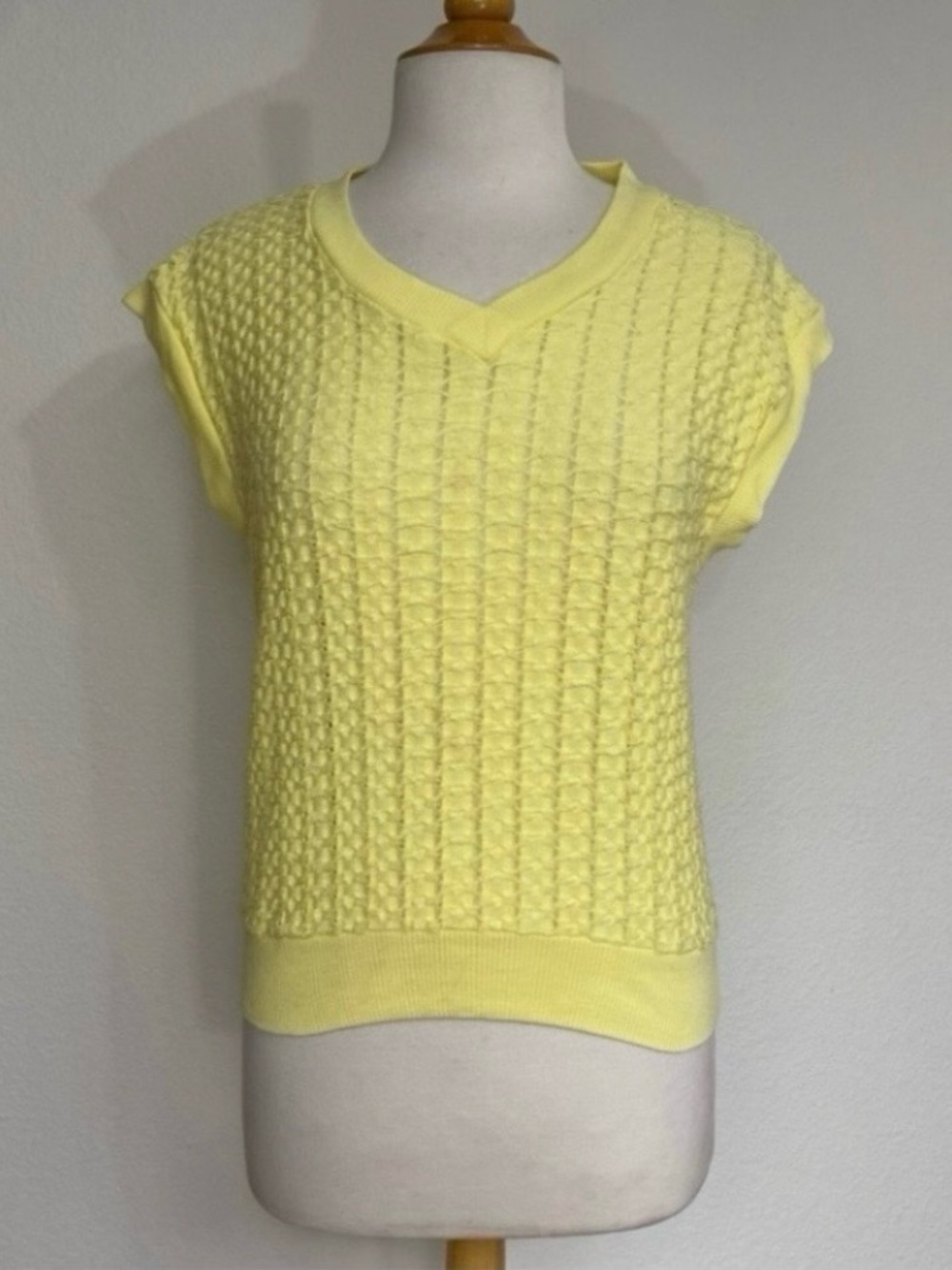 Vintage Presentation Junior 90s Yellow Textured Sleeveless V Neck Sweater Size L